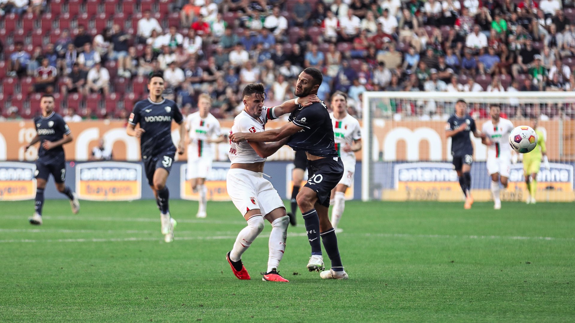 Tabellennachbarn im Duell und massig Zweikämpfe | FC Augsburg