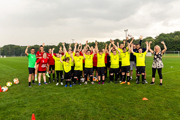 Die "einsmehr"-Kicker zusammen mit den C-Juniorinnen des FC Augsburg