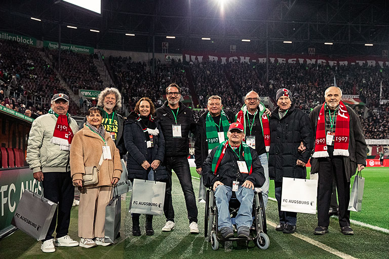 Beim Heimspiel gegen Borussia M'gladbach wurden Mitglieder für ihre Vereinstreue geehrt.