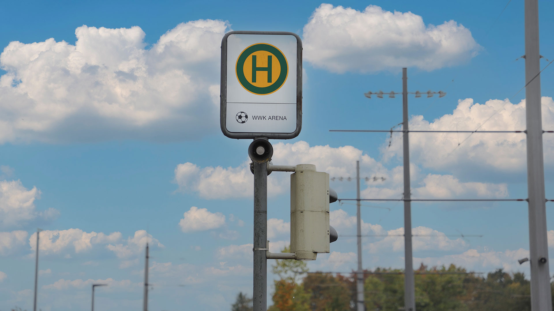Haltestellenschild der Straßenbahn an der WWK ARENA