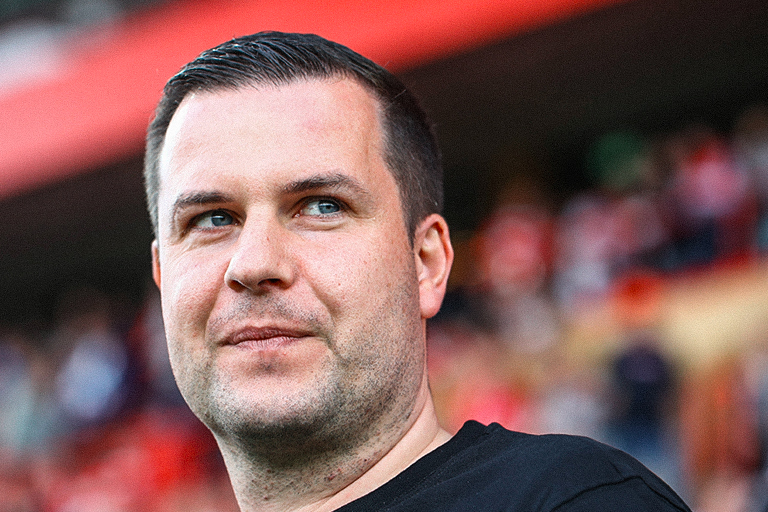 Marc Lettau schaut in die Kamera