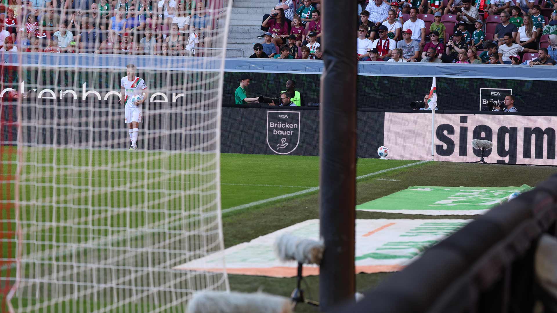 Spielszene aus dem Aktionsspieltag im vergangenen Jahr. Das Logo der Brückenbauer ist auf der LED-Band zu sehen.