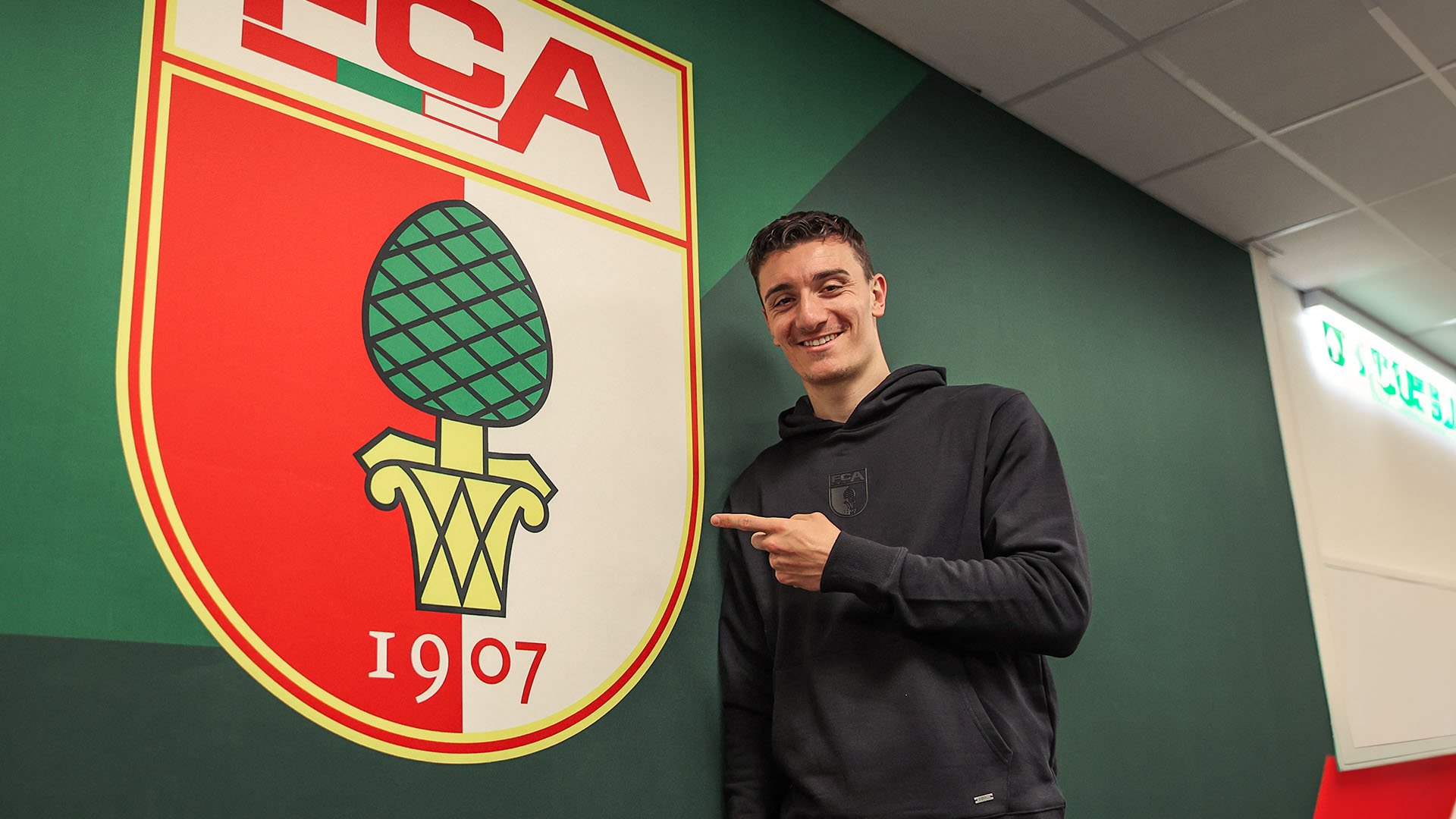 Neuzugang: Willkommen beim FCA, Cédric Zesiger! | FC Augsburg     